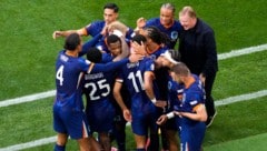 Blauer als sonst, aber erfolgreich: Hollands „Oranje Elftal“ (Bild: Associated Press)