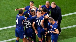 Blauer als sonst, aber erfolgreich: Hollands „Oranje Elftal“ (Bild: Associated Press)
