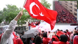Die türkischen Fans sind heiß auf das Achtelfinal-Duell gegen Österreich.