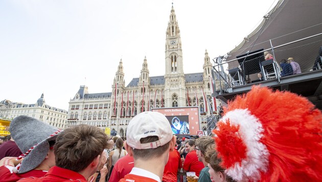 The sexual offense is said to have occurred at the public viewing at Rathausplatz (symbolic image). (Bild: APA/TOBIAS STEINMAURER)