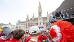 Zu dem Sexualdelikt soll es beim Public Viewing am Rathausplatz gekommen sein (Symbolbild).  (Bild: APA/TOBIAS STEINMAURER)