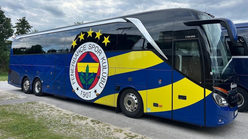 The Fenerbahce bus parks in Eastern Styria. (Bild: IFCS Media)