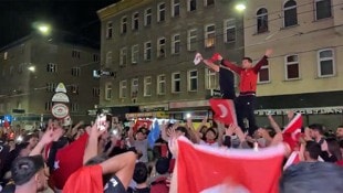 In Wien-Favoriten feierten türkische Fans den Sieg ihrer Mannschaft – und zollten dennoch der ÖFB-Elf Respekt. (Bild: Screenshot x.com/allesmittelgrau)