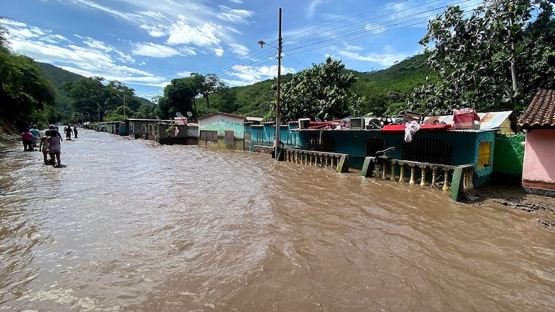 Eine überflutete Straße im Bundesstaat Sucre, der am schlimmsten betroffen ist (Bild: APA/AFP/Victor GONZALEZ)