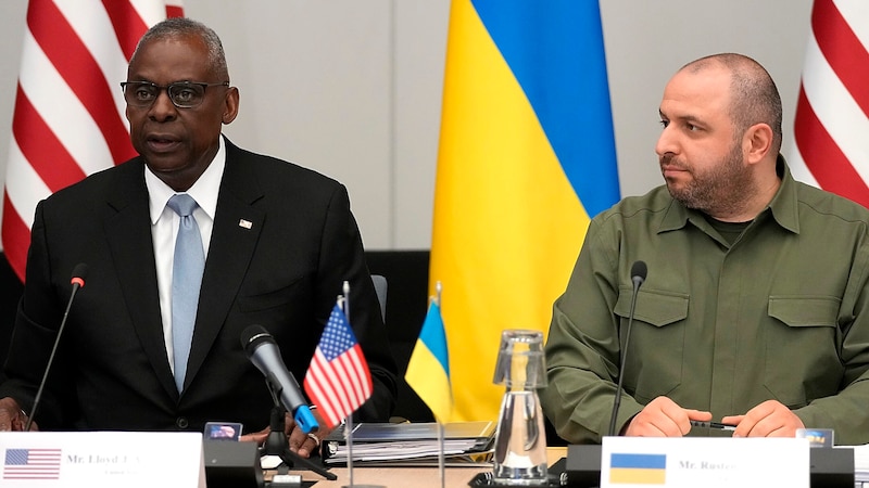 Die USA (im Bild Außenminister Lloyd Austin mit seinem ukrainischen Gegenüber Rustem Umerow) sind bisher tonangebend bei der Koordinierung der Waffenhilfe für die Ukraine. (Bild: APA/AP)