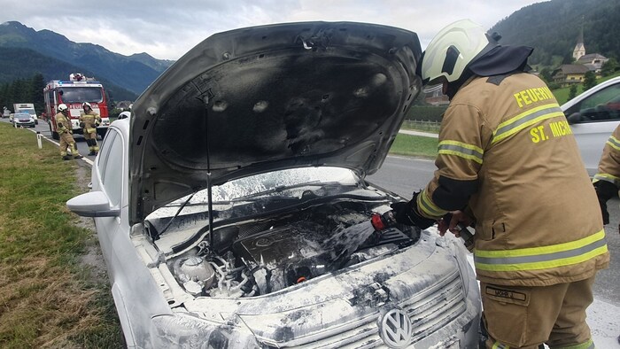 Der Motorraum des Autos war komplett zerstört.