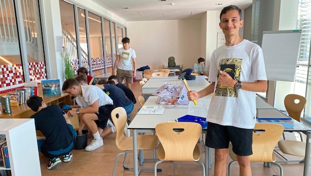 Michael Hammer and his classmates from the 2nd year of the apprenticeship are busy decorating the recreation room with sustainable materials. (Bild: Manuela Karner)