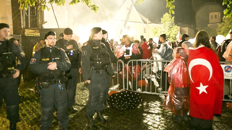 Polizei und Fans.  (Bild: Mathis Fotografie)