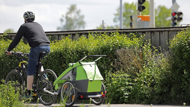 In Fahrradanhängern kann man zum Beispiel Kinder mitnehmen (Symbolbild). (Bild: Sigtrix - stock.adobe.com)