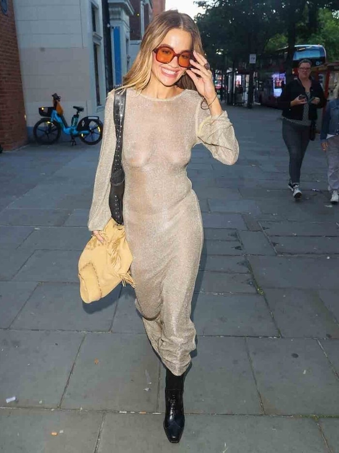 Vay canına! Rita Ora'nın kıyafeti gerçekten göz alıcıydı.