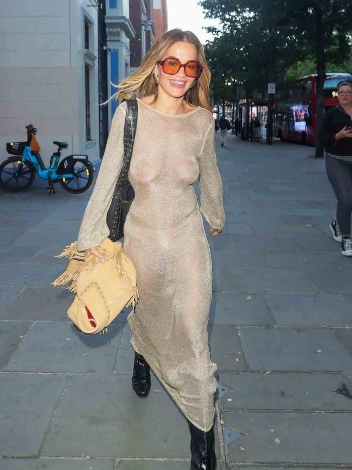 Rita Ora parıltılı nude elbisesiyle kovboy çizmeleri giydi...
