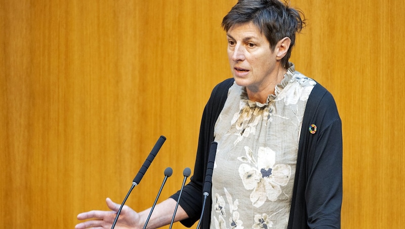 Die grüne Abgeordnete Astrid Rössler äußerte „sehr große Zweifel“ an Edtstadler. (Bild: APA/TOBIAS STEINMAURER)