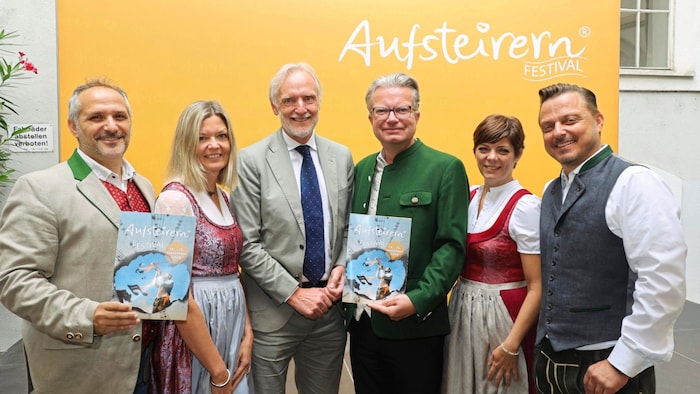 LH Christopher Drexler und Wirtschafts-Stadtrat Günter Riegler (Mi) mit dem Herz, Hirn und ...