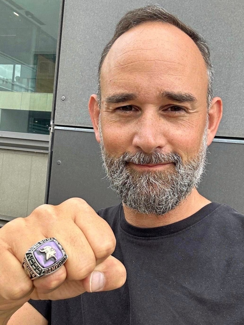 Fettner with championship ring. (Bild: Daniel Fettner)