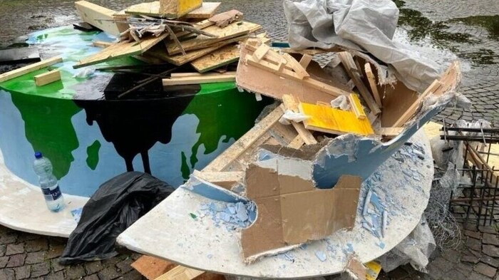An unpleasant detail: A huge pile of garbage was left behind after the event.
