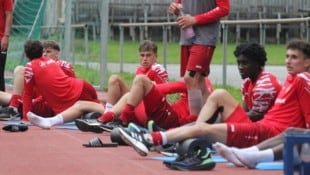 Christopher Olivier (M.) entwickelt sich beim VfB Stuttgart prächtig, darf nun mit den Profis ...