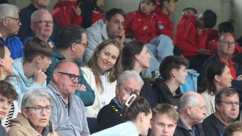 Schwester Victoria saß in Bludenz auf der Tribüne des Unterstein-Stadions. (Bild: Peter Weihs/Kronenzeitung)