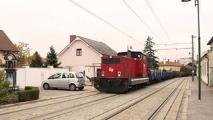 Zum Greifen nahe verlaufen hier die Gleise vor den Hausfassaden.
