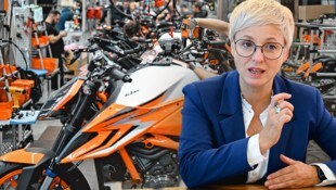 „Unsere Industriebetriebe investieren anderswo, weil es sich in Oberösterreich unter den aktuellen Bedingungen nicht rechnet“, sagt Doris Hummer. Auch KTM verlagert Teile der Produktion. (Bild: Krone KREATIV/Markus Wenzel (2))