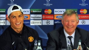2009 hatten sie noch gemeinsam gut lachen: Cristiano Ronaldo (links) und Sir Alex Ferguson bei ...