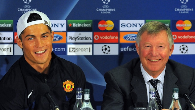 2009 hatten sie noch gemeinsam gut lachen: Cristiano Ronaldo (links) und Sir Alex Ferguson bei Manchester United.  (Bild: AFP/AFP PHOTO/Paul Ellis )