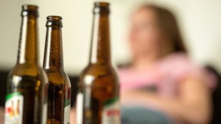 400.000 Personen sind in Österreich vom Alkohol abhängig. (Bild: APA/dpa/Alexander Heinl)