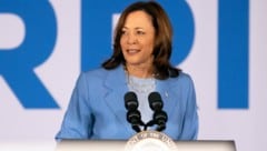 US-Vizepräsidentin Kamala Harris könnte statt Joe Biden ins Rennen gegen Trump einsteigen.  (Bild: AP)