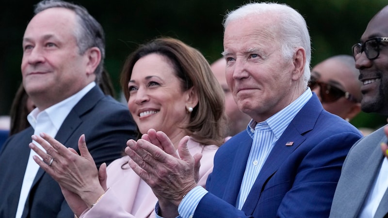 Kamala Harris könnte als Vizepräsidentin unter Joe Biden nicht immer restlos überzeugen. Dennoch werden ihr die größten Chancen als Ersatzkandidatin eingeräumt. (Bild: AP)