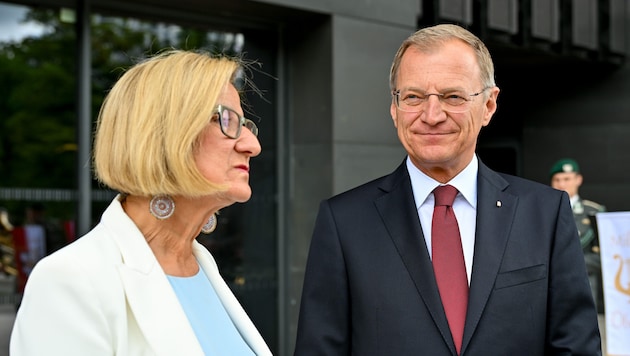 Oberösterreichs Landeshauptmann Thomas Stelzer übernahm am Mittwoch das Amt von Niederösterreichs Landeshauptfrau Johanna Mikl-Leitner (beide ÖVP). (Bild: Dostal Harald/Harald Dostal)