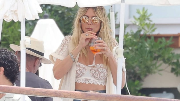 Heidi Klum sipped an Aperol Spritz in a bralette style in Cannes in May. (Bild: picturedesk.com/Francois Glories / Action Press/Sipa )