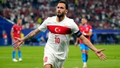 Hakan Calhanoglu feiert vor den türkischen Fans.  (Bild: AP ( via APA) Austria Presse Agentur/ASSOCIATED PRESS)