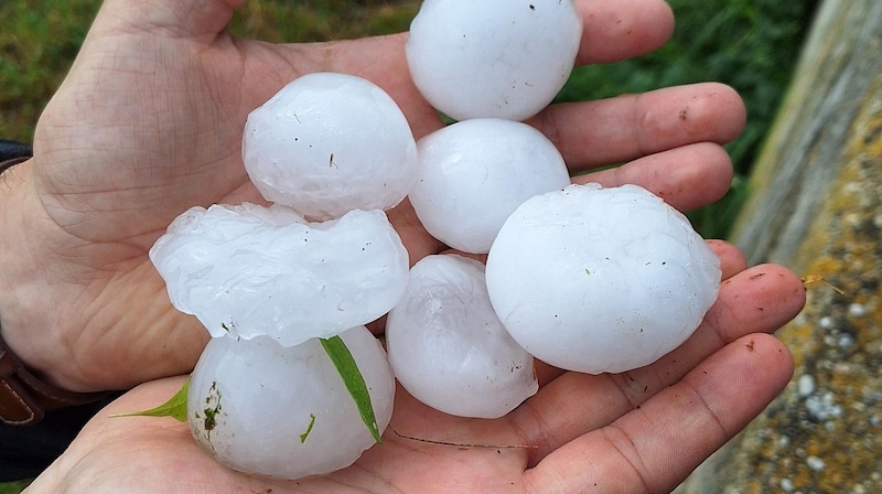 Hailstones the size of tennis balls destroyed an entire region in Lower Austria. (Bild: BFKdo Waidhofen an der Thaya/St. Mayer)