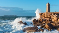 Beeindruckende Landschaft und Touristenattraktion an der Côte de Granit Rose – der Leuchtturm von Ploumanac’h. (Bild: stock.adobe.com/JmR - stock.adobe.com)