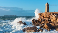 Beeindruckende Landschaft und Touristenattraktion an der Côte de Granit Rose – der Leuchtturm von Ploumanac’h. (Bild: stock.adobe.com/JmR - stock.adobe.com)