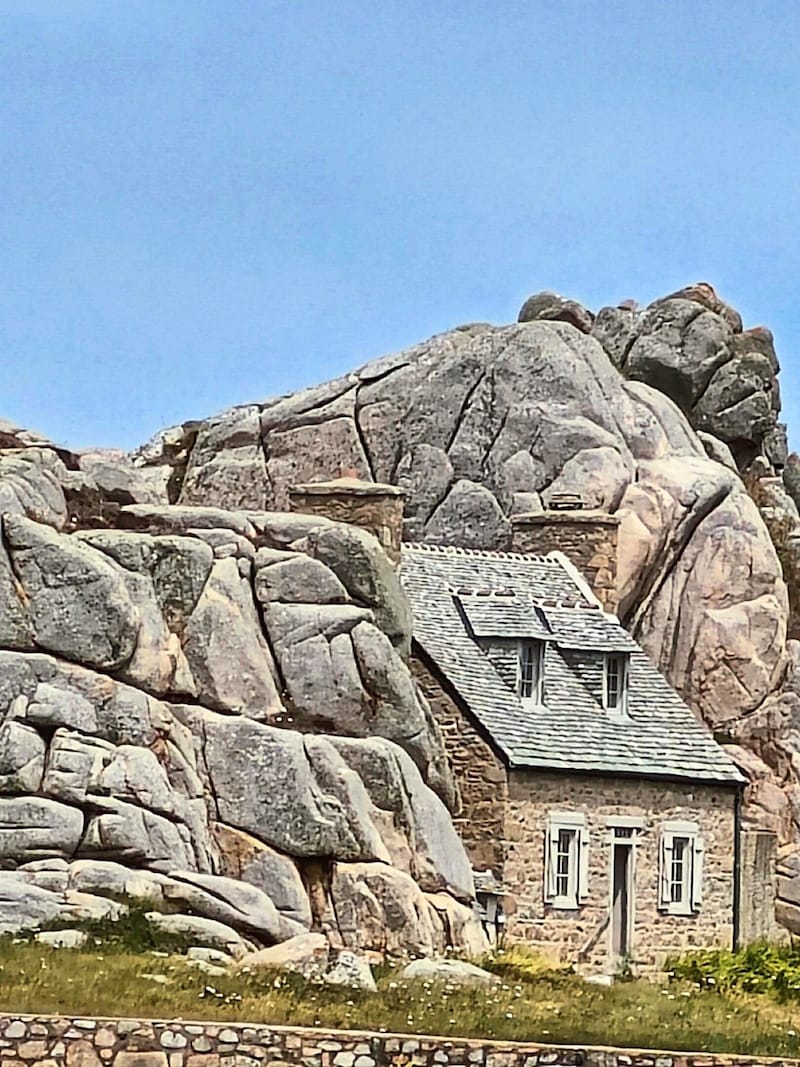 Juwel im Norden: Plougrescant und das Haus zwischen den Felsen. (Bild: Andrea Thomas)
