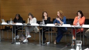 Sozial-LR Eva Pawlata (2. von rechts) lud Experten ein. Sicherheits-LR Astrid Mair (rechts) war ebenfalls dabei. (Bild: Land Tirol/Dorfmann)