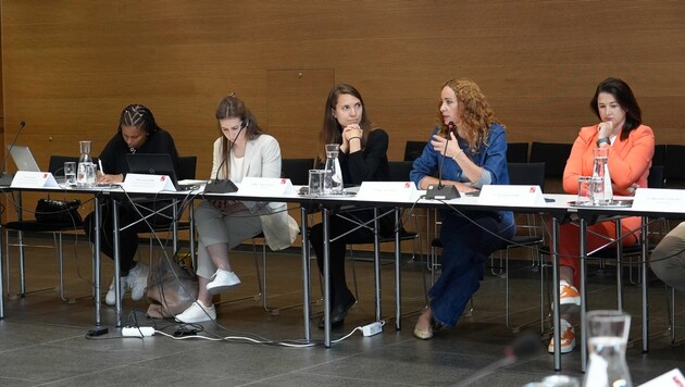 Social Affairs Minister Eva Pawlata (2nd from right) invited experts. Astrid Mair (right), head of security, was also present. (Bild: Land Tirol/Dorfmann)