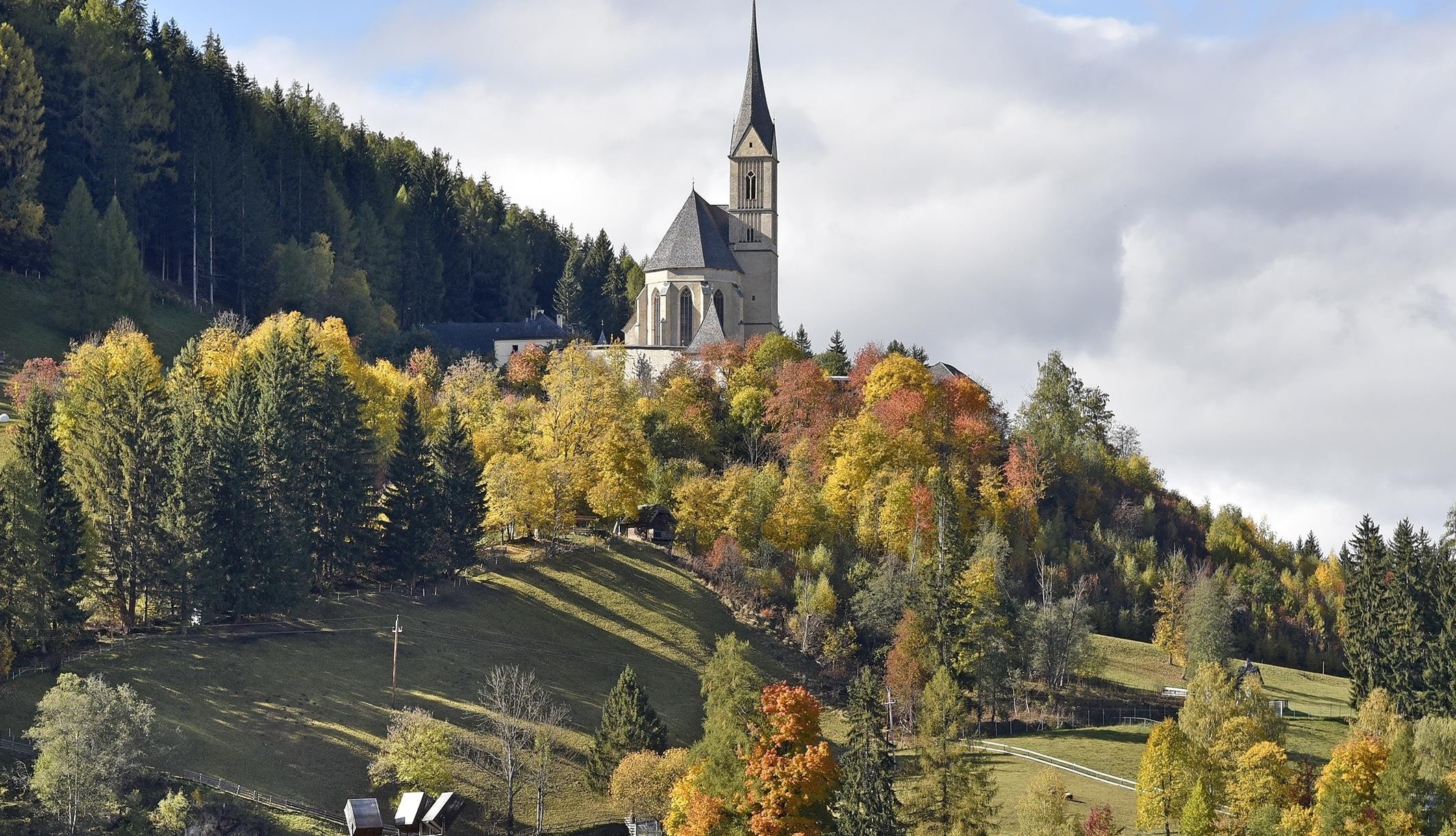 Die Wallfahrtskirche St.Leonhard wurde 1433 geweiht. Seit 30 Jahren pilgern Klassikfans auf den Kirchberg. (Bild: Holitzky Roland)