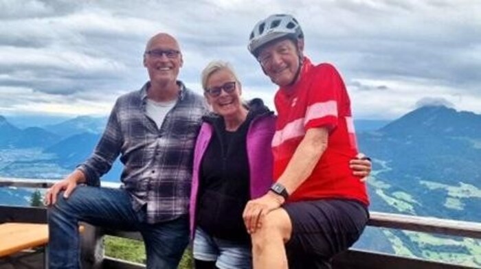 Die Wirtsleute mit dem rüstigen E-Biker Toni Silberberger.
