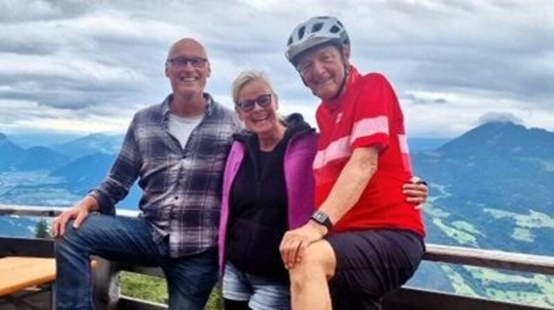 Die Wirtsleute mit dem rüstigen E-Biker Toni Silberberger. (Bild: Toni Silberberger)