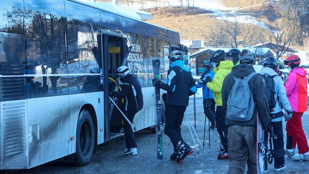 In den Wintermonaten bekommen Tourismusverbände die Hälfte der Abgabe um etwa Skibusse finanzieren zu können. (Bild: Scharinger Daniel)