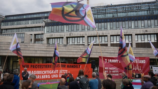 Die Extinction Rebellion bei der Demo vor dem Landhaus in Bregenz. (Bild: Extinction Rebellion Vorarlberg)