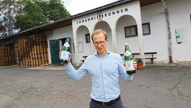 Geschäftsführer Constantin Liebe-Kreutzner mit den typischen Johannisbrunnen-Glasflaschen. (Bild: Jauschowetz Christian/Christian Jauschowetz)