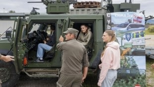 Salzburger Schüler bei der Sitzprobe in einem „Husar“ (Bild: Tschepp Markus)