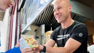 VP-Vizebürgermeister Martin Hajart war am Linzer Hauptplatz als Kebap-Verkäufer in Aktion