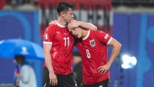 Michael Gregoritsch (links) versucht Alexander Prass zu trösten.