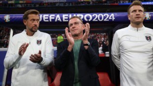 Ralf Rangnick (Mitte) hat eine neue Mission ins Auge gefasst. 