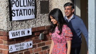 Großbritanniens konservativer Premier Rishi Sunak verlässt mit seiner Ehefrau Akshata Murty das Wahllokal.   (Bild: AP)