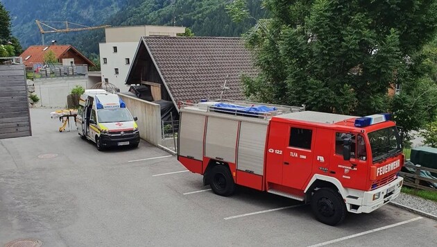 Adam acil servis ve itfaiye tarafından dairesinden kurtarıldı. (Bild: Ortsfeuerwehr Brand)