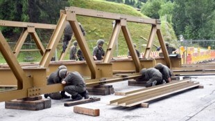 Bis 10. Juli soll die Behelfsbrücke fertig sein.